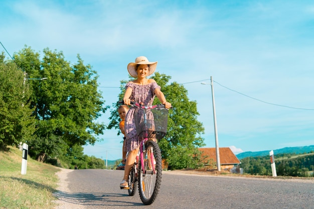 Mujer en bicicleta con su hijo