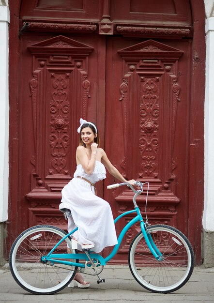 mujer en bicicleta vintage azul