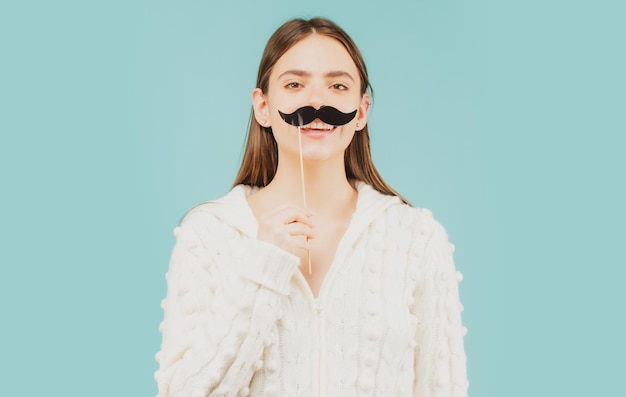 Mujer con bigote falso Divirtiéndose Chica sorprendida con bigote en palo Concepto de fotomatón