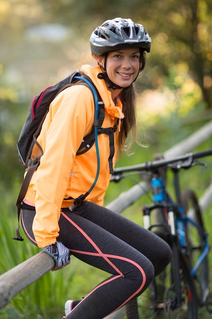 Mujer, biker, sentado, en, cerca, en, campo mujer, biker, sentado, en, un, cerca, en, campo