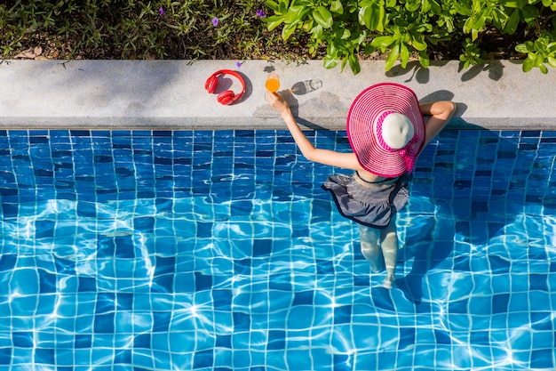 Mujer en bikini al lado de la piscina