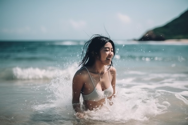 Una mujer en bikini está chapoteando en el océano.