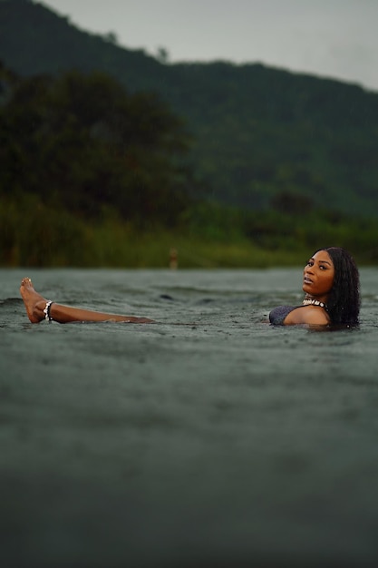 mujer en bikini en el lago