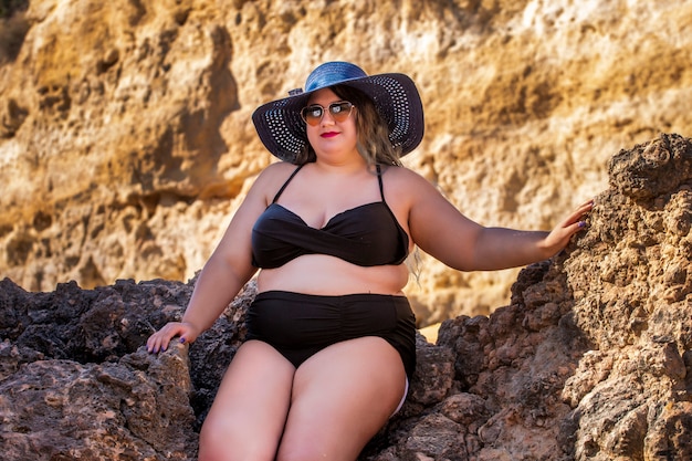 Mujer con bikini negro