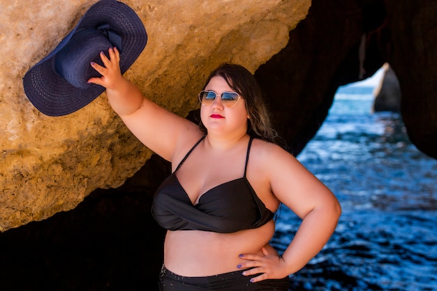 Mujer con bikini negro