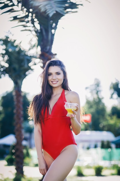 Mujer en bikini rojo con cóctel