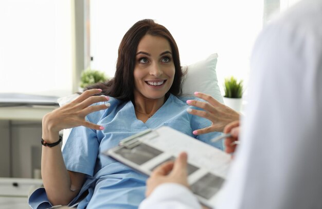 Foto la mujer blanca adulta y hermosa muestra al doctor