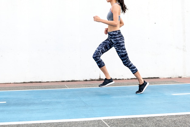 Mujer blanca corriendo en la pista