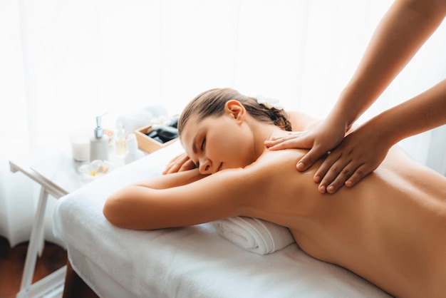 Una mujer blanca disfruta de un masaje relajante contra el estrés.