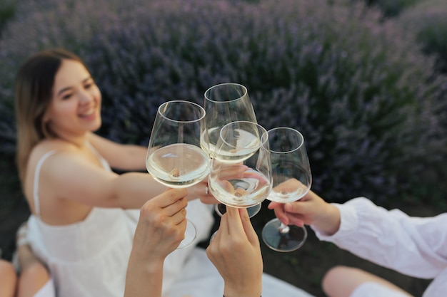 Una mujer de blanco brinda con copas de vino.