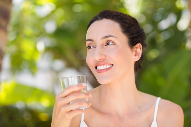 Mujer en blanco con un vaso de agua