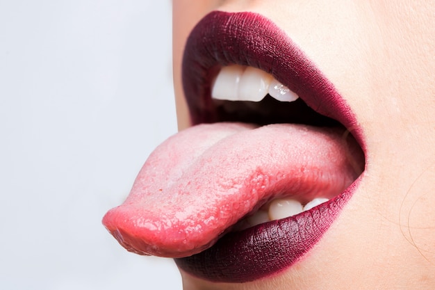 Mujer boca abierta con labios sexy lápiz labial púrpura y lengua