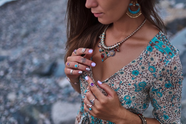 Mujer bohemia chic con detalles boho