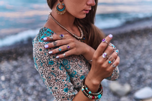 Mujer bohemia chic con detalles boho