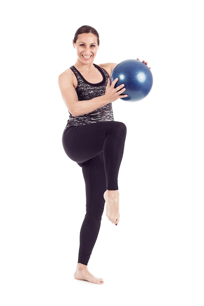 Mujer con bola azul haciendo ejercicios