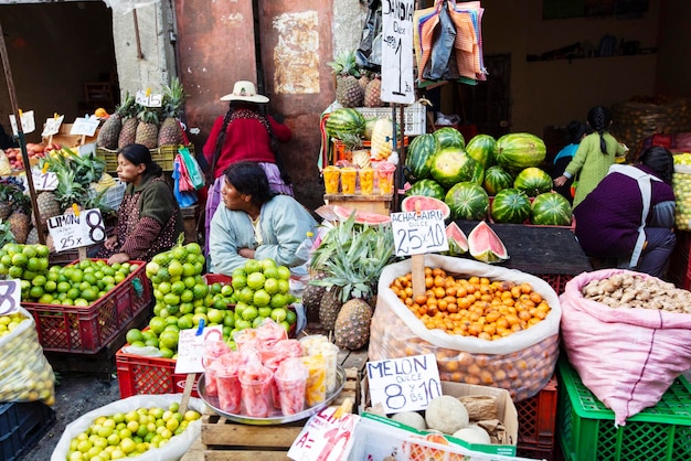 Mujer boliviana vistiendo traje tradicional (cholitas) en el mercado de la ciudad de La Paz, Bolivia