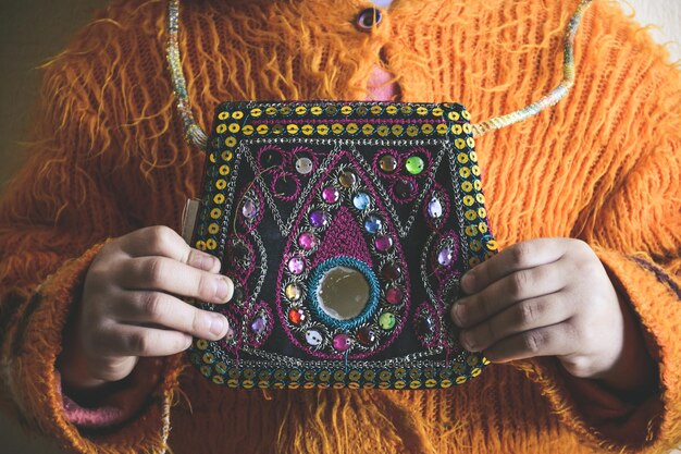 Foto mujer con una bolsa bordada