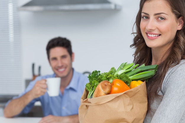 Mujer con bolsa de comestibles