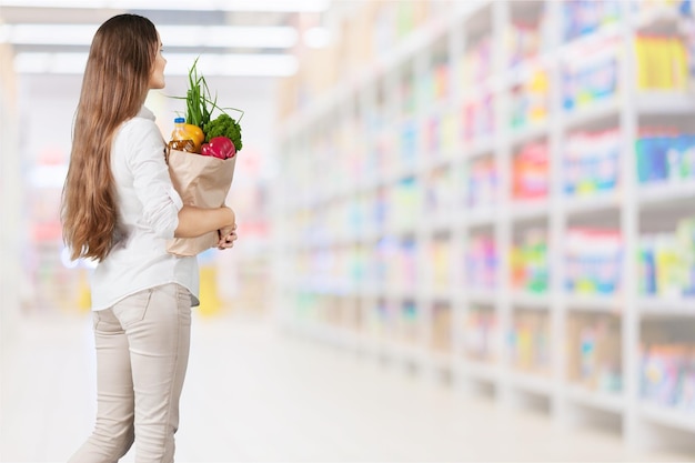 Foto mujer, con, bolsa de compras, en, plano de fondo