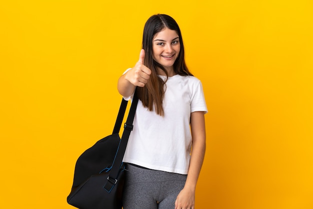 Mujer con bolsa de deporte en estudio