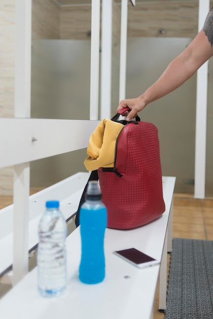 Foto mujer con bolsa en la mesa en el vestuario