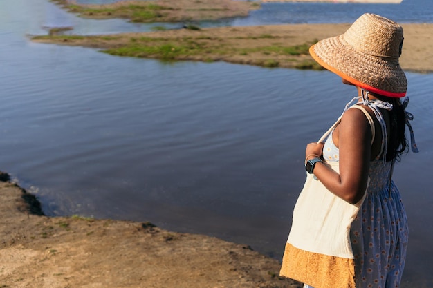 Mujer con bolsa reutilizable caminando por el río