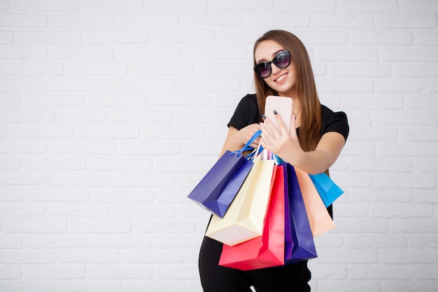 Mujer con bolsas de colores en vacaciones de viernes negro