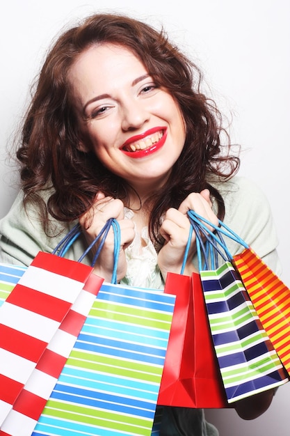 mujer con bolsas de colores