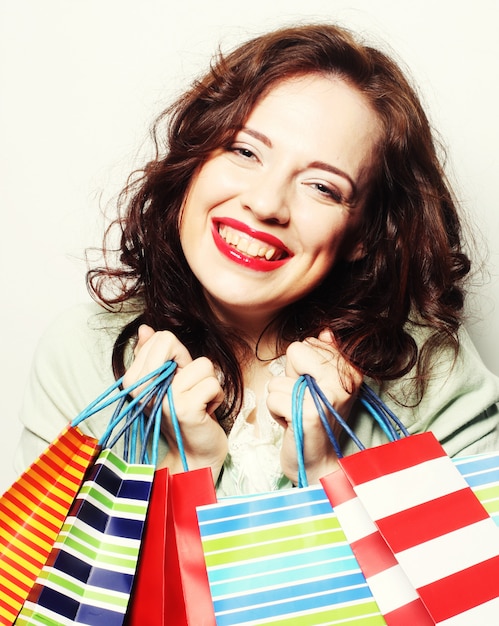 mujer con bolsas de colores