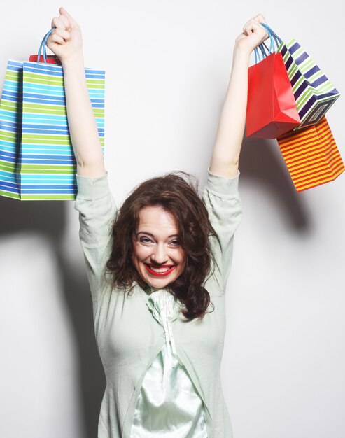 Mujer con bolsas de colores