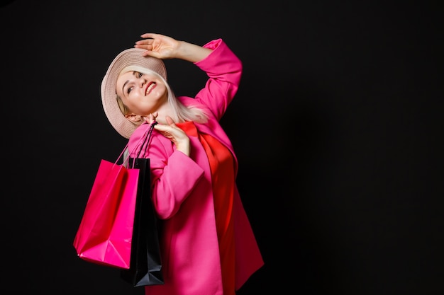 mujer con bolsas de la compra en el viernes negro