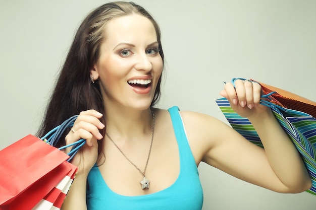 Mujer con bolsas de la compra