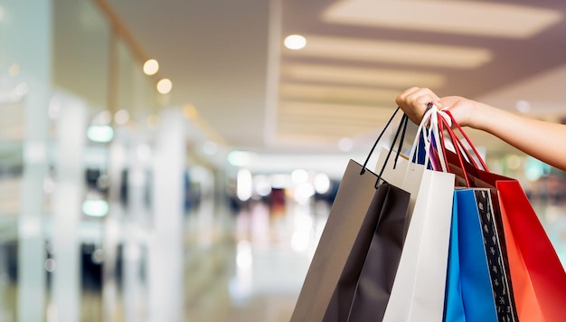 mujer con bolsas de compras en el centro comercial espacio de copia de fondo