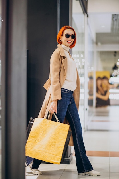 Mujer, con, bolsas de compras, hacer compras, en, mall