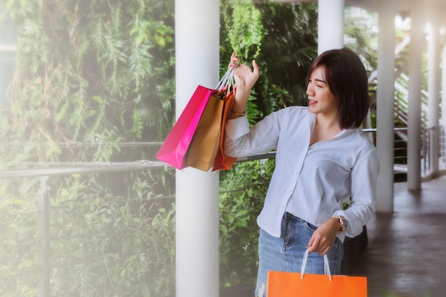 Foto mujer con bolsas de compras