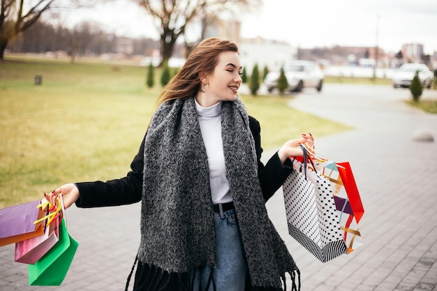 mujer, con, bolsas de compras