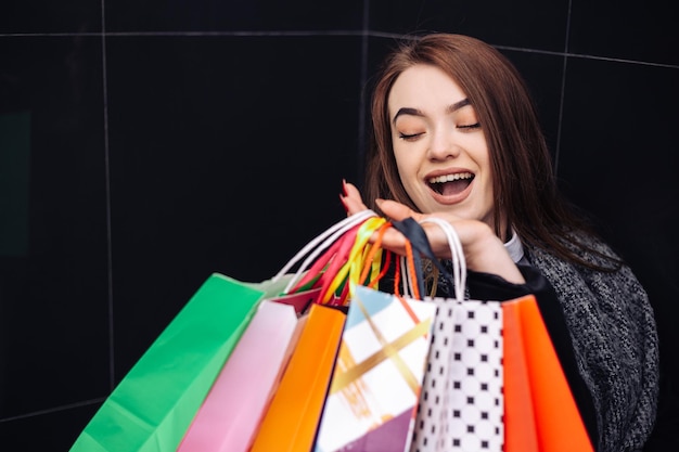 mujer, con, bolsas de compras