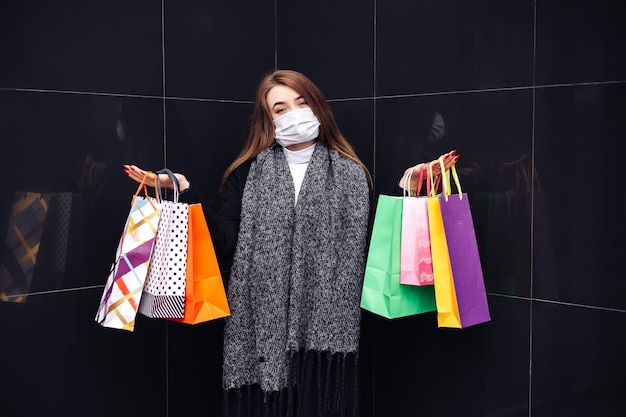 mujer, con, bolsas de compras