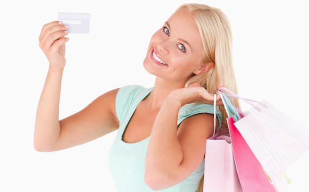 Mujer con bolsas y una tarjeta de crédito.