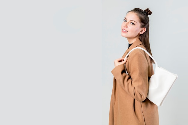 Mujer con un bolso de mano blanco