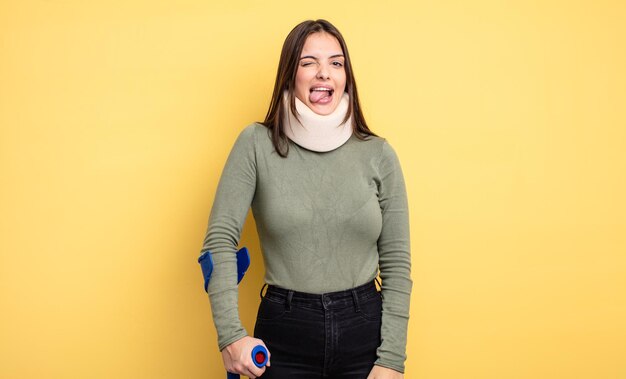 Mujer bonita con actitud alegre y rebelde, bromeando y sacando la lengua. accidente lesionado concepto