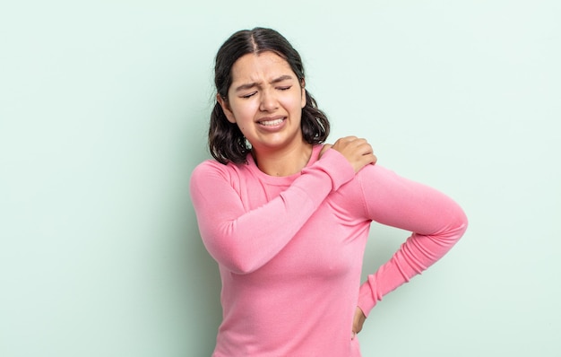 Mujer bonita adolescente que se siente cansada, estresada, ansiosa, frustrada y deprimida, que sufre de dolor de espalda o cuello