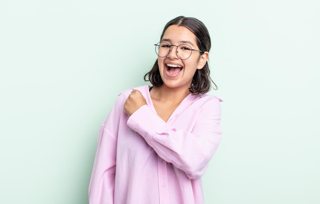 Mujer bonita adolescente que se siente feliz, positiva y exitosa, motivada cuando enfrenta un desafío o celebra buenos resultados