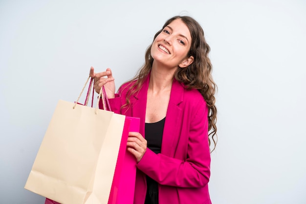 Mujer bonita adulta joven con bolsas de compras