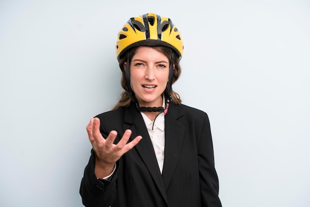 Mujer bonita adulta joven con un casco de bicicleta