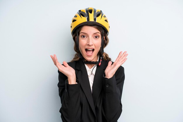 Mujer bonita adulta joven con un casco de bicicleta