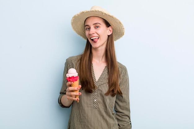Mujer bonita adulta joven con un cocnept de verano de helado