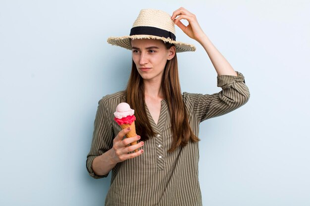 Mujer bonita adulta joven con un cocnept de verano de helado