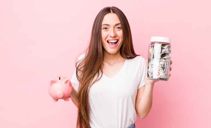 Foto mujer bonita adulta joven con concepto de ahorro de billetes
