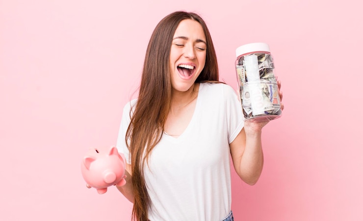 Foto mujer bonita adulta joven con concepto de ahorro de billetes